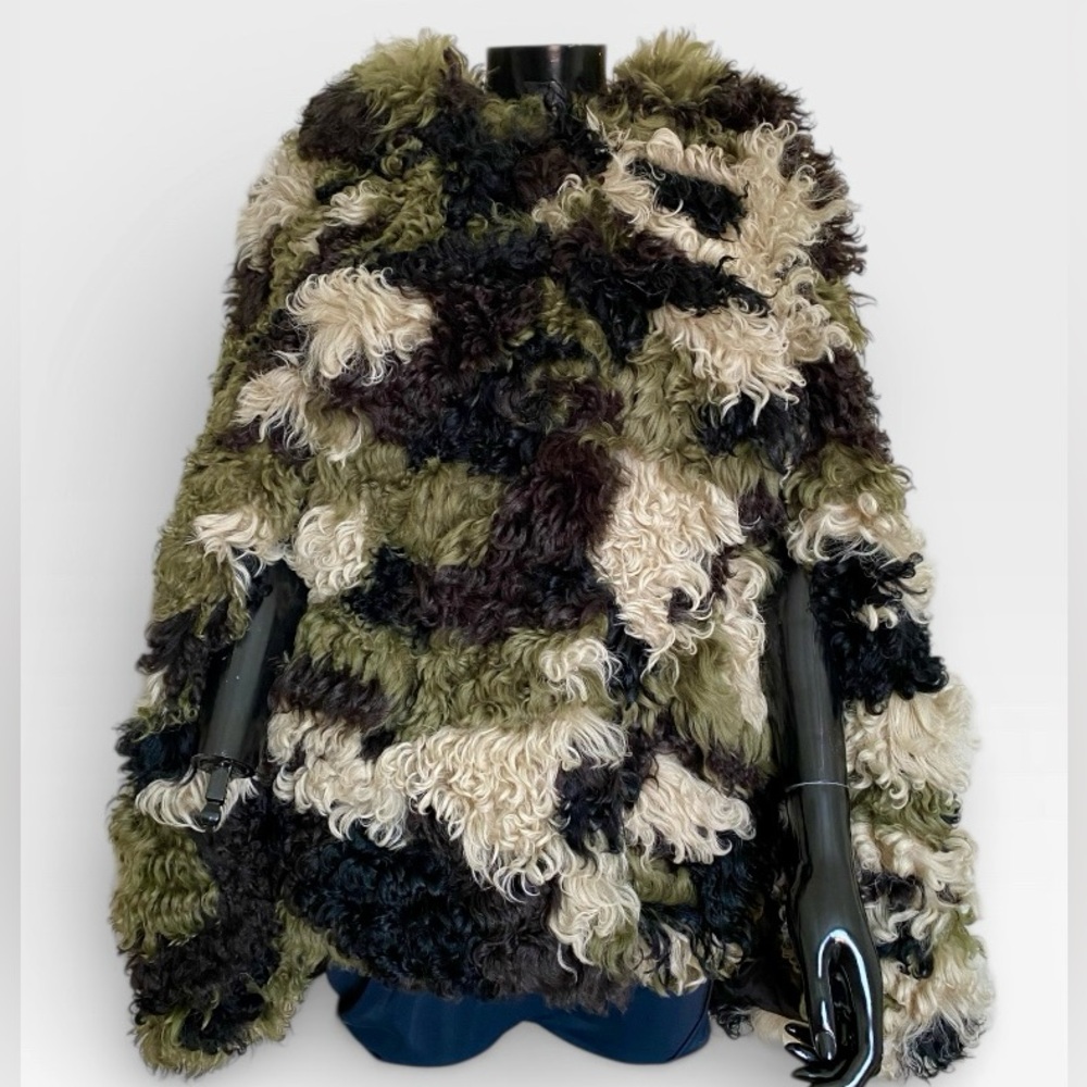 Miu Miu Fall Winter 2019 runway sheepskin shearling fur cape in camo green sz 38 - Picture 4 of 16